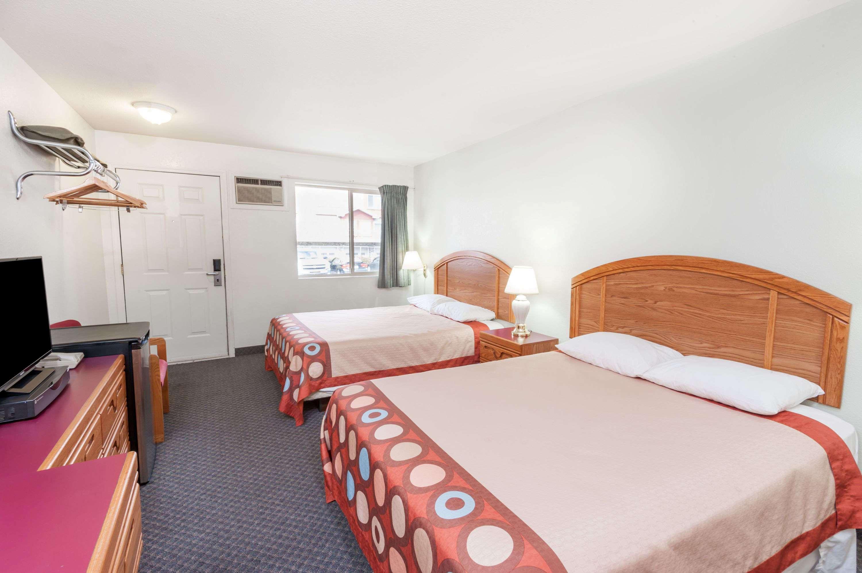 Super 8 By Wyndham Sicamous Hotel Kültér fotó