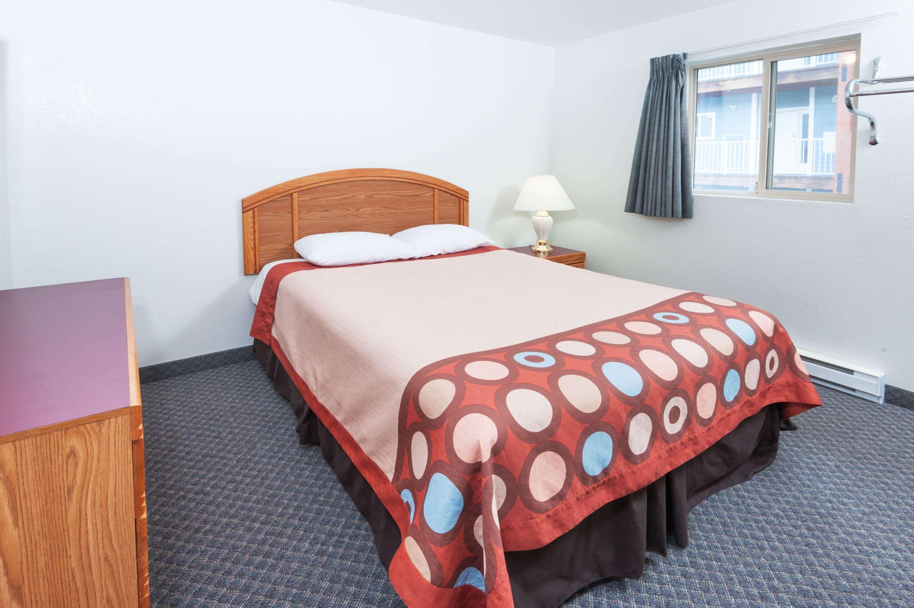 Super 8 By Wyndham Sicamous Hotel Kültér fotó