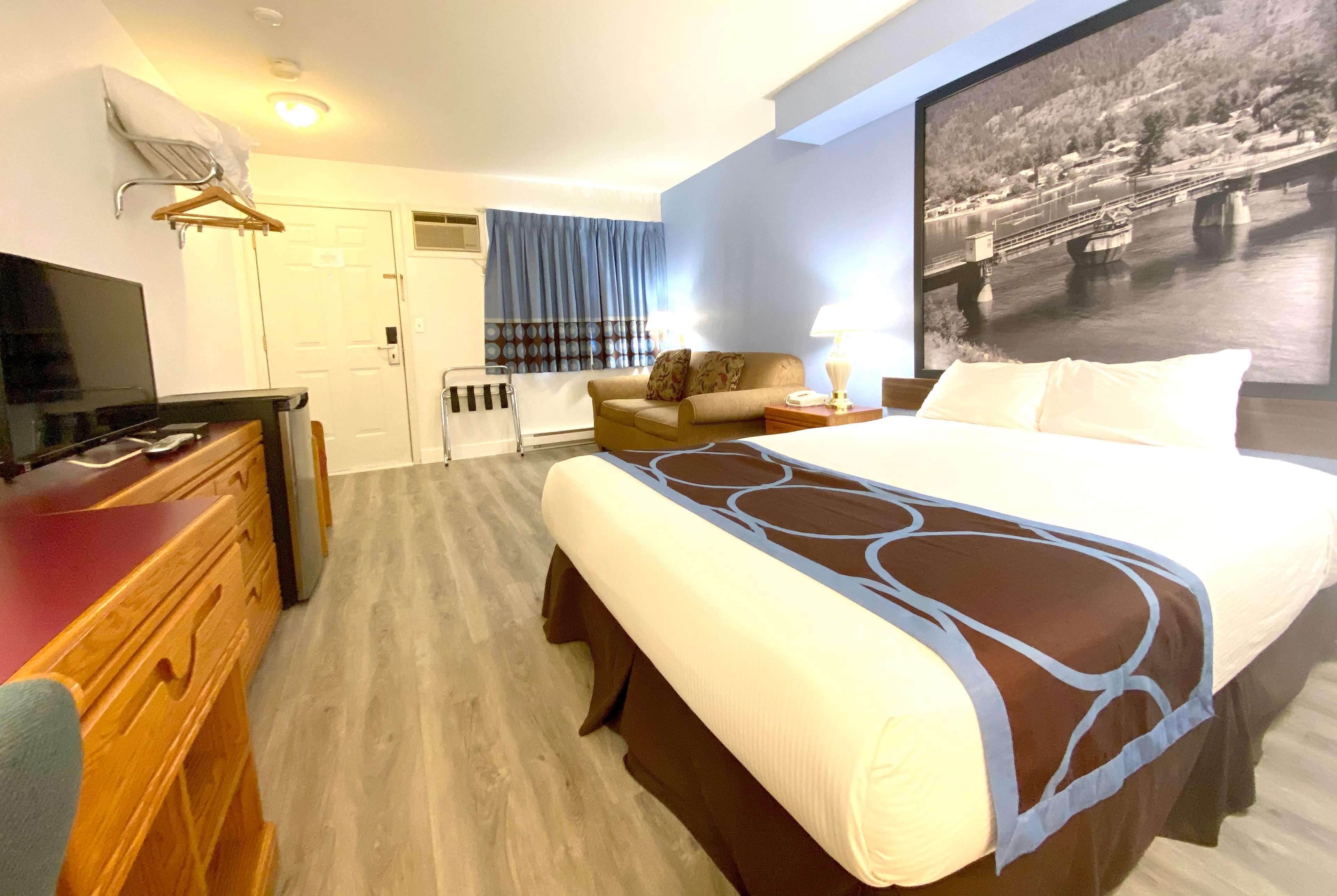 Super 8 By Wyndham Sicamous Hotel Kültér fotó