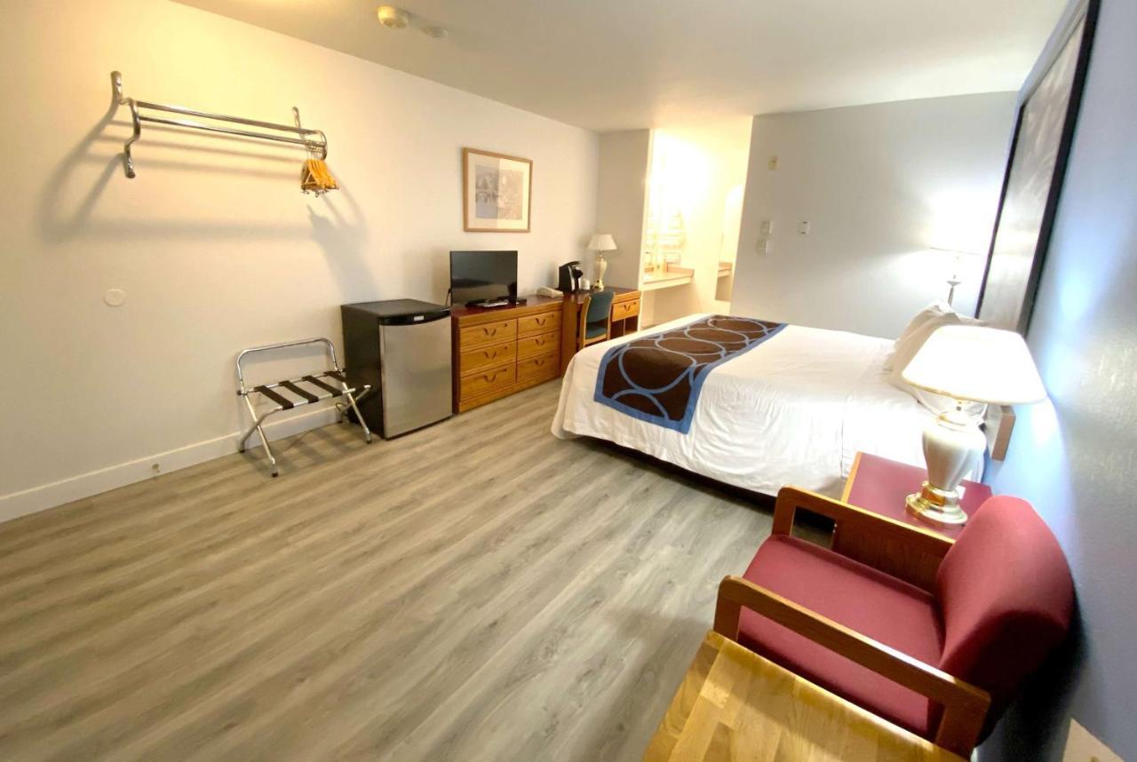 Super 8 By Wyndham Sicamous Hotel Kültér fotó
