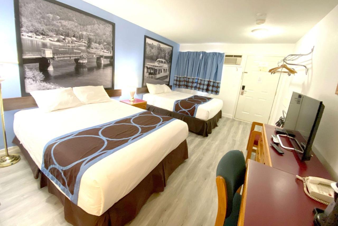 Super 8 By Wyndham Sicamous Hotel Kültér fotó