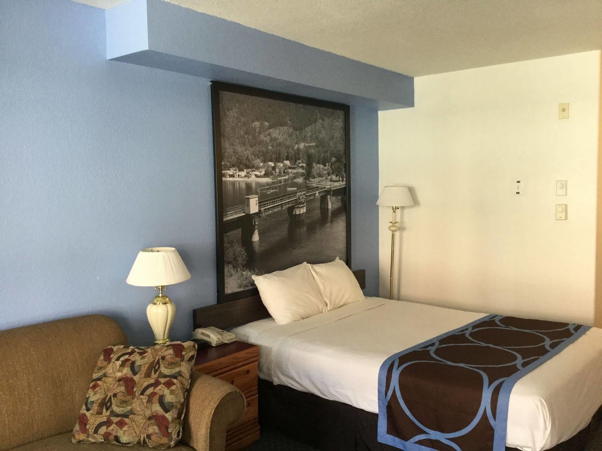 Super 8 By Wyndham Sicamous Hotel Kültér fotó