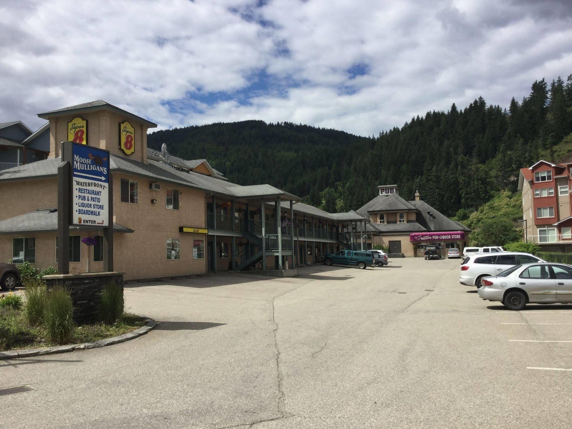 Super 8 By Wyndham Sicamous Hotel Kültér fotó