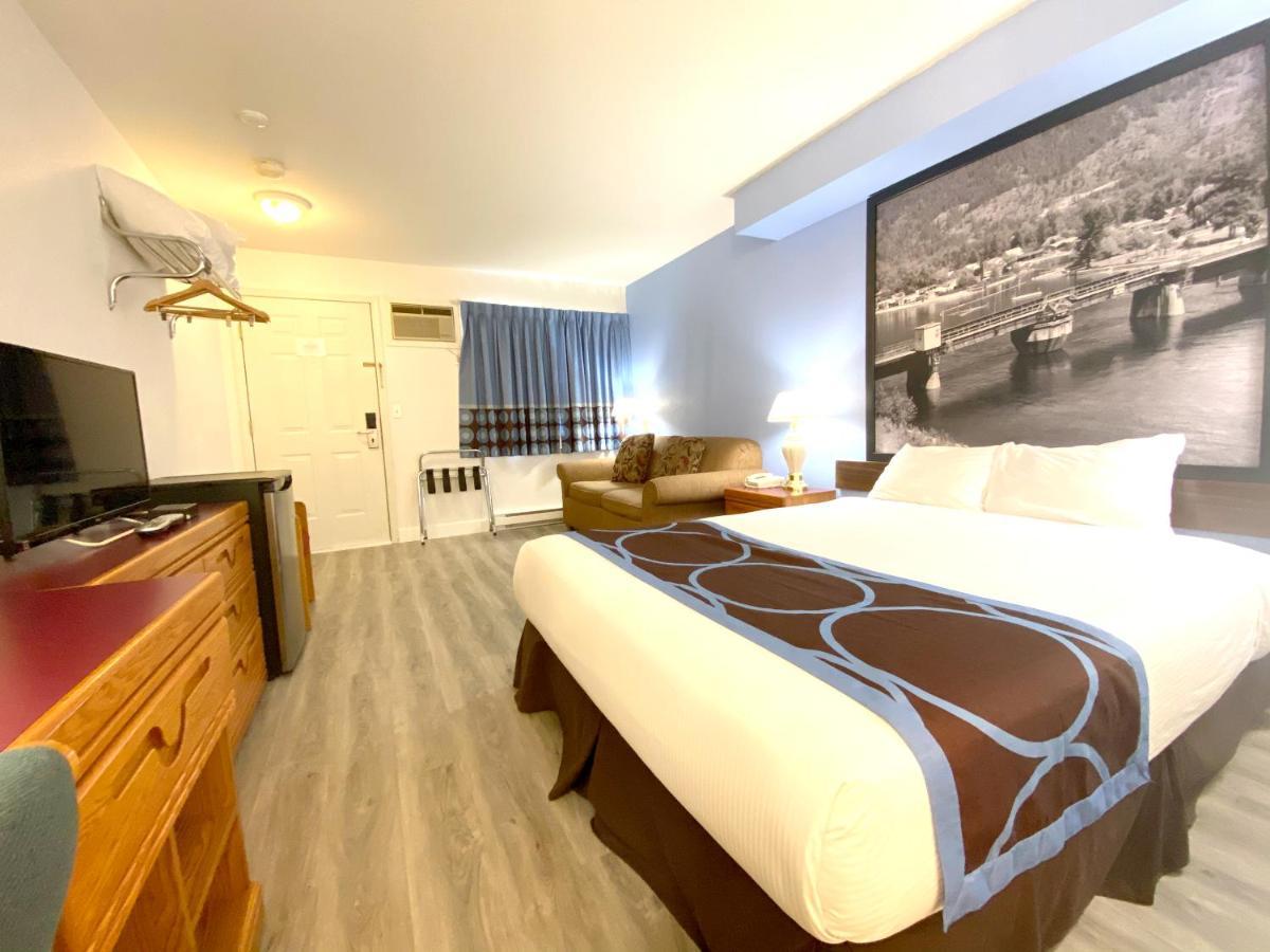 Super 8 By Wyndham Sicamous Hotel Kültér fotó