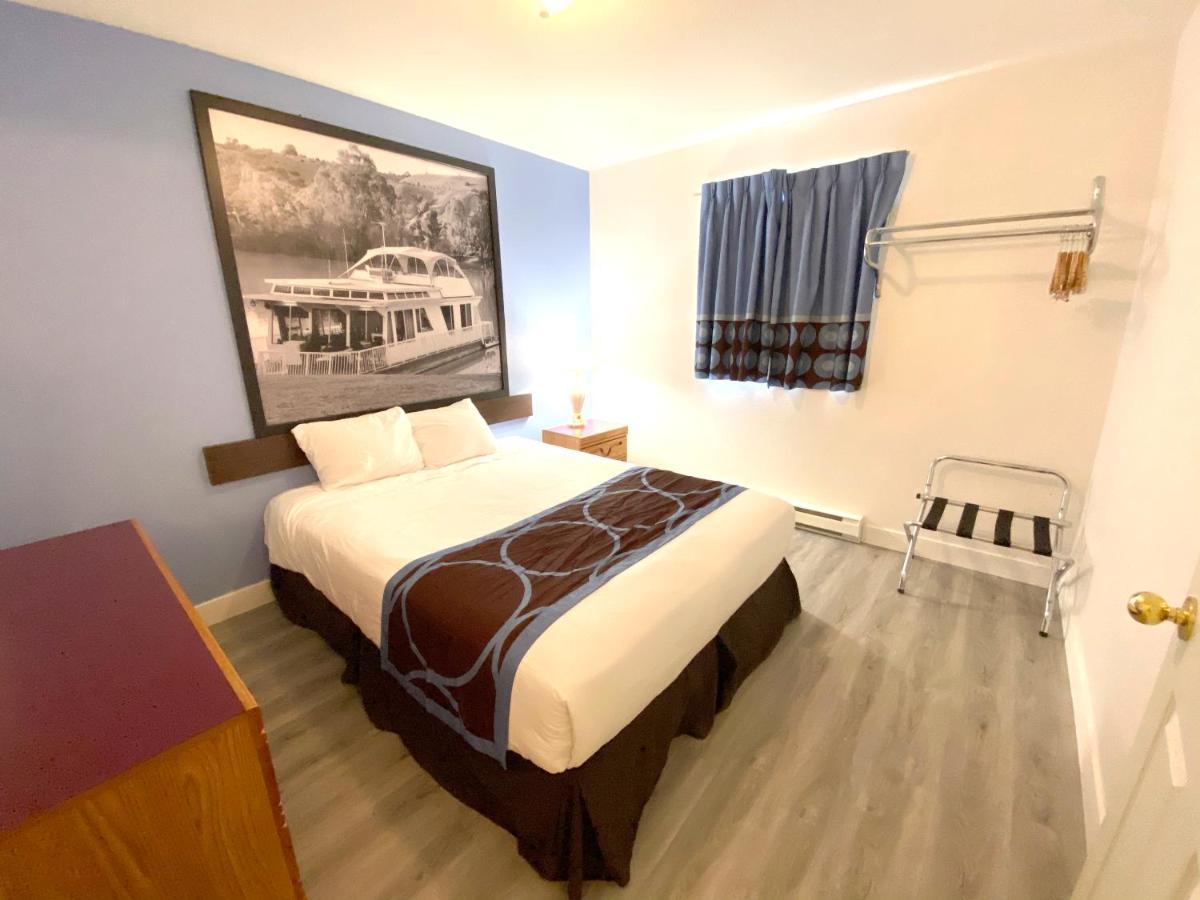 Super 8 By Wyndham Sicamous Hotel Kültér fotó