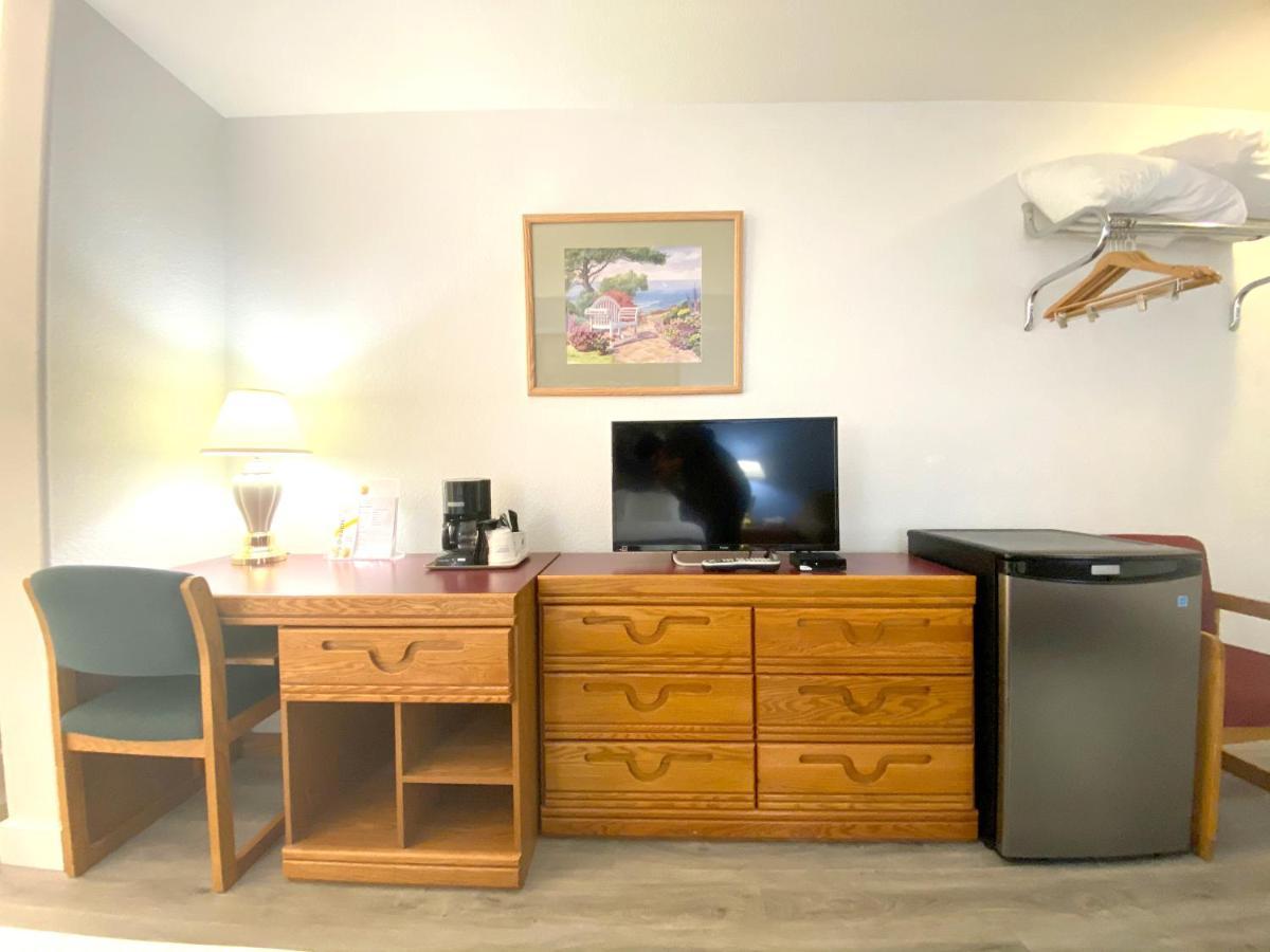 Super 8 By Wyndham Sicamous Hotel Kültér fotó